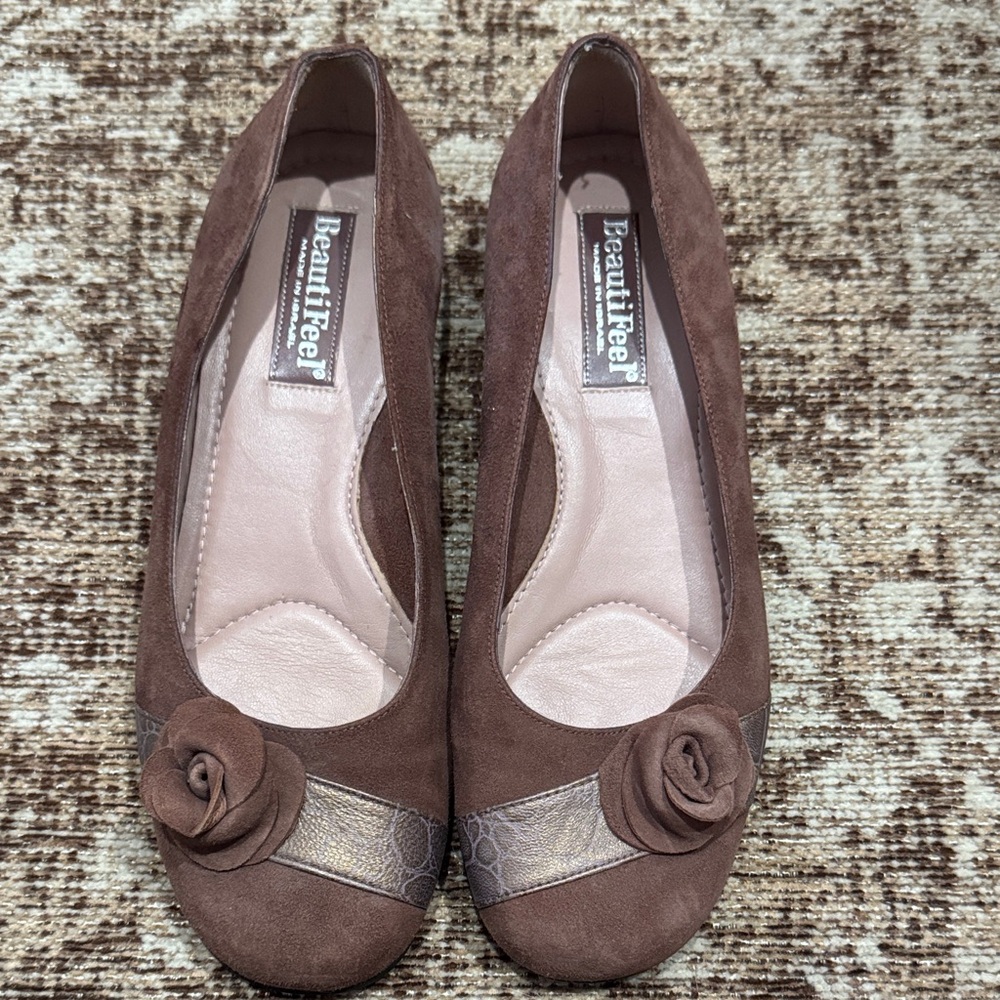 BeautiFeel Brown Flats with Floral Accent